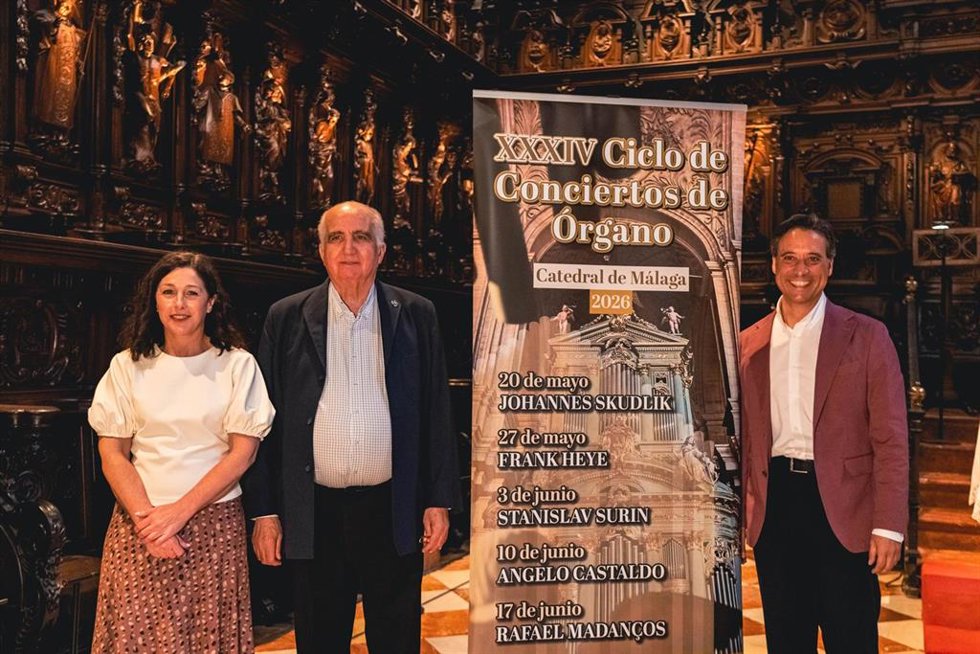 Prefecto de Música de la Catedral y vicedeán,  Juan Manuel Parra; la responsable de Artes Escénicas de Fundación Unicaja, Gema Domínguez; y el organista de la Catedral, director musical y responsable del ciclo, Antonio del Pino.