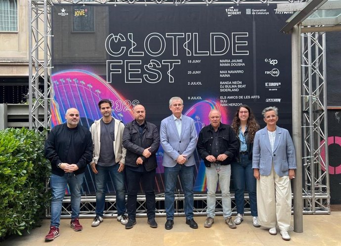 El secretario de Medios de Comunicación de la Generalitat, Carles Escolà, y la directora general de Juventud, Clara Quirante, junto a representantes de Els40, Rac105, Europa FM y Flaixbac