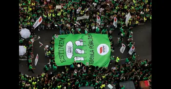 Una marea verda "històrica" plena València de professors: "Hui la classe es fa en el carrer"