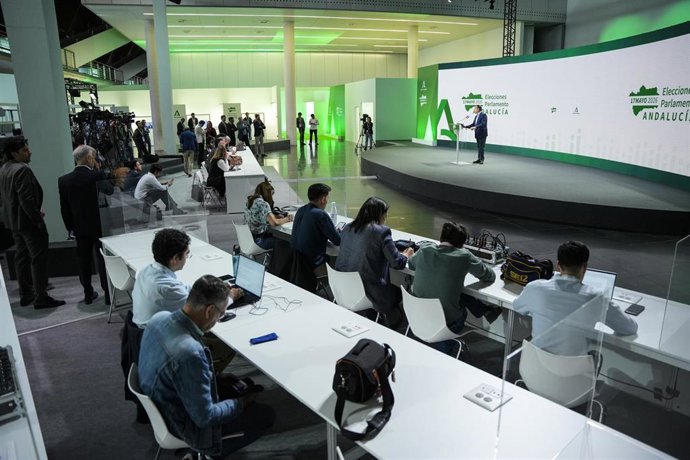 El consejero de Sanidad, Presidencia y Emergencias de la Junta de Andalucía, Antonio Sanz, durante visita el Centro de Difusión de Datos de las elecciones del 17M en el Pabellón de la Navegación. A 15 de mayo de 2026 en Sevilla (Andalucía, España). El con