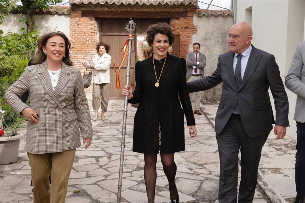 El alcalde de Valladolid, Jesús Julio Carnero (dcha), en la celebración de San Pedro Regalado en la ermita del santo en la ciudad.