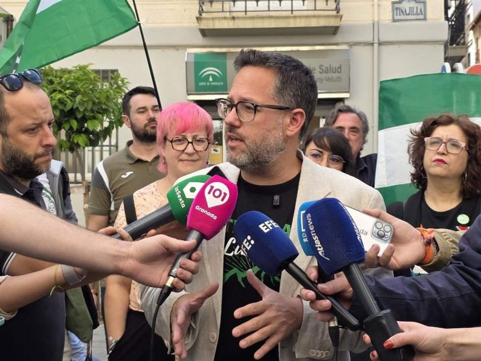 El candidato de Adelante Andalucía a la Presidencia de la Junta, José Ignacio García, en una atención a los medios en Granada.