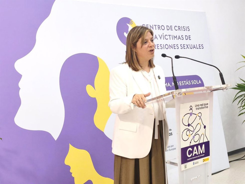 La vicepresidenta del Principado, Gimena Llamedo, en el acto institucional de firma de los convenios de colaboración con ayuntamientos y mancomunidades para la gestión de los Centros Asesores de la Mujer (CAM).