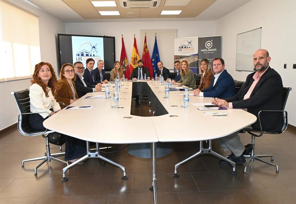 El jefe del Ejecutivo autonómico, Fernando López Miras, se reunió hoy con el presidente de la Asociación de Empresarios del Polígono Industrial Los Camachos de Cartagena, Antonio Betancor, y su junta directiva