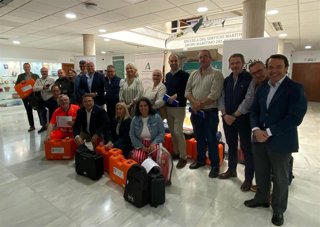La delegada de la Junta de Andalucía en Cádiz, Mercedes Colombo, junto a responsables de hermandades rocieras de Cádiz a las que se les ha entregado desfibriladores y extintores para el camino al Rocío.