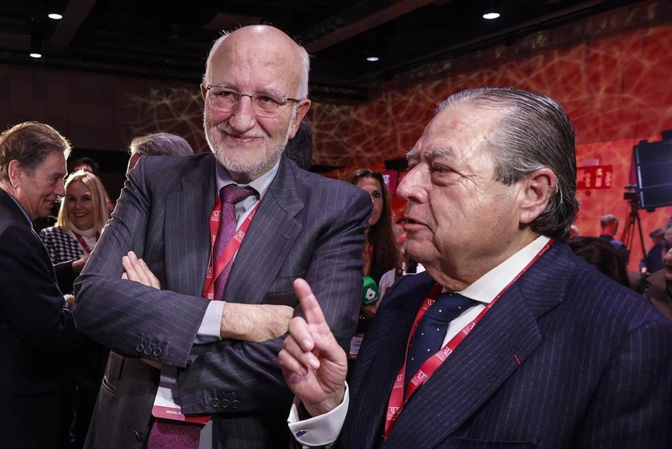 Archivo - El presidente ejecutivo de Mercadona, Juan Roig, y el presidente de AVE, Vicente Boluda