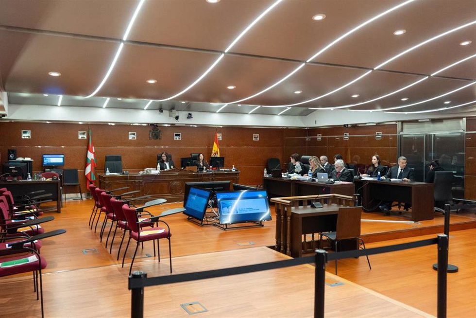 El hombre acusado de asesinar a su esposa embarazada de mellizos el 27 de mayo de 2023 durante un juicio, en la Audiencia Provincial de Álava, a 4 de mayo de 2026, en Vitoria, Álava