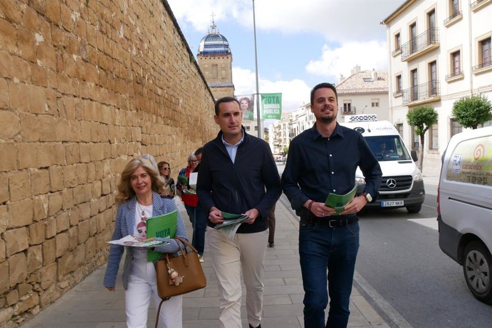 Juan Latorre (c), junto a Antonia Olivares y Francisco Javier Lozano, en el reparto electoral.