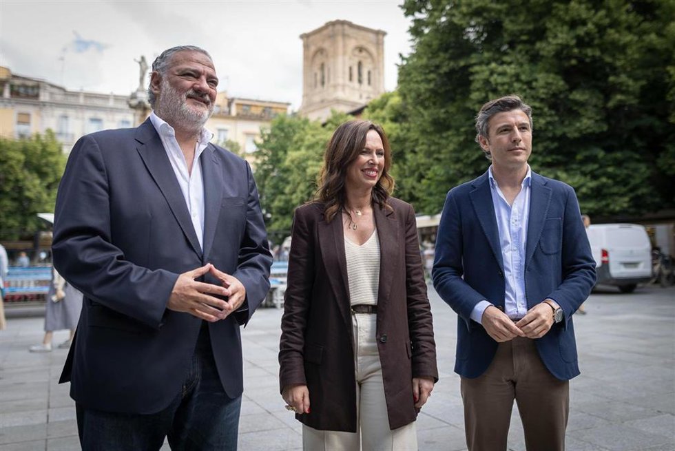 La candidata del PP a las elecciones, Rocío Díaz, y el jefe de campaña de la formación, Jorge Saavedra, han realizado un balance de estas dos semanas en la Plaza Bib-Rambla, donde han destacado "la ilusión y la confianza" del proyecto de Moreno.