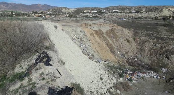Archivo - Vertedero del 'Hoyo del gato' en Cuevas del Almanzora (Almería).