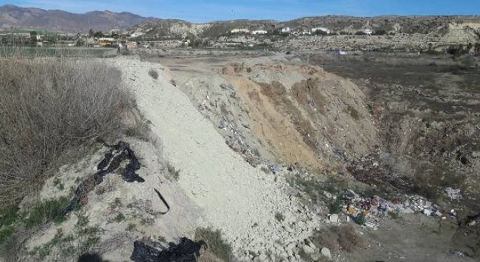 Archivo - Vertedero del 'Hoyo del gato' en Cuevas del Almanzora (Almería).