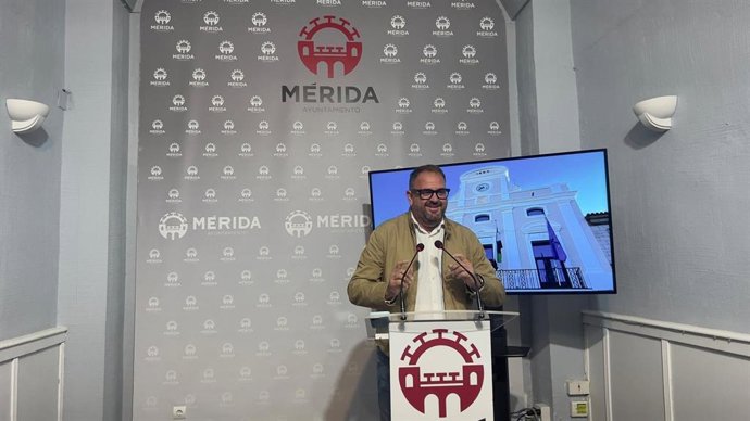 El alcalde de Mérida, Antonio Rodríguez Osuna, en rueda de prensa este viernes, 15 de mayo, en Mérida (Badajoz).