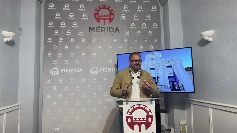 El alcalde de Mérida, Antonio Rodríguez Osuna, en rueda de prensa este viernes, 15 de mayo, en Mérida (Badajoz).
