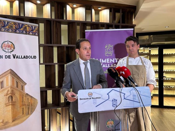 Conrado Íscar (izda) y Rodrigo Herrero, durante la presentaciòn del programa de actos diseñado para celebrar el X anivesario de la marca 'Alimentos de Valladolid'.