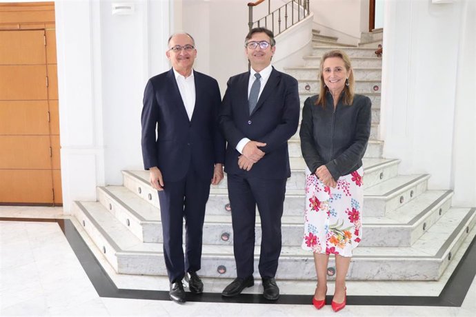 El presidente de la CEV se reúne con Joan Calabuig tras su nombramiento como Comisionado del Corredor Mediterráneo