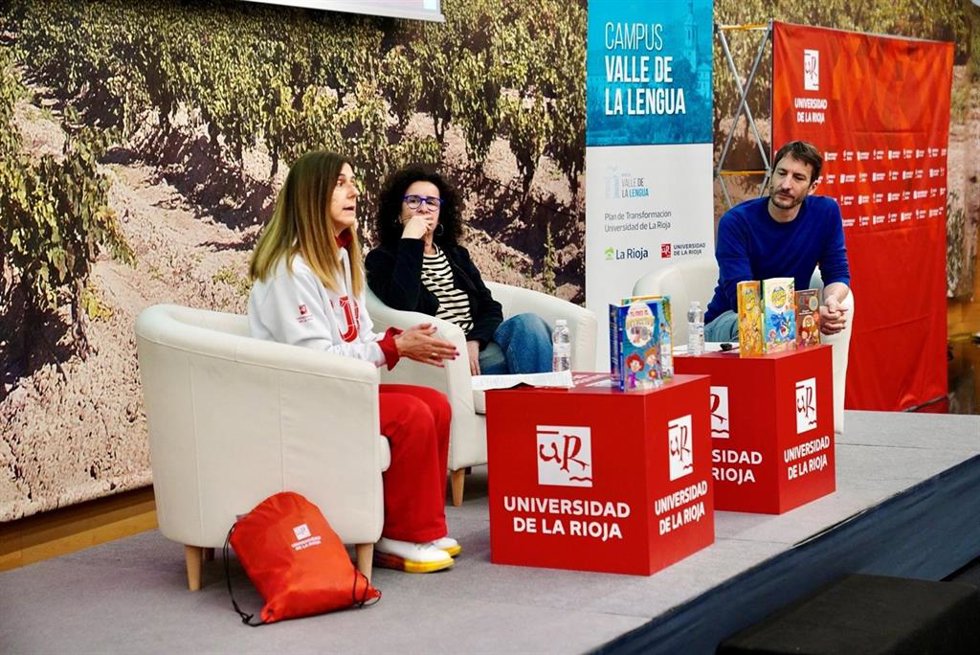 La escritora Teresa Blanch y el ilustrador Jose Ángel Labari en la Primavera Cultural