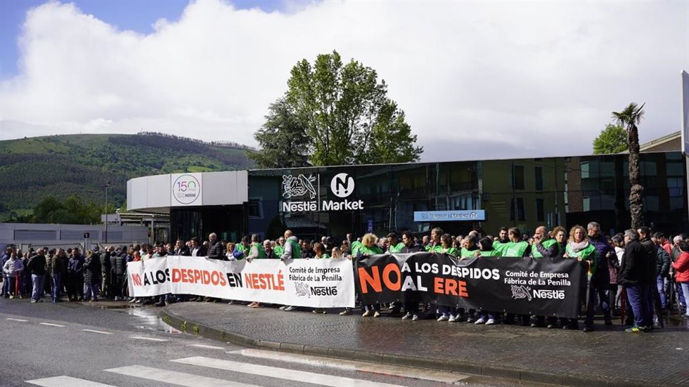 Los paros coincidentes con la negociación del ERE de Nestlé se inician con respaldo total de la plantilla en La Penilla