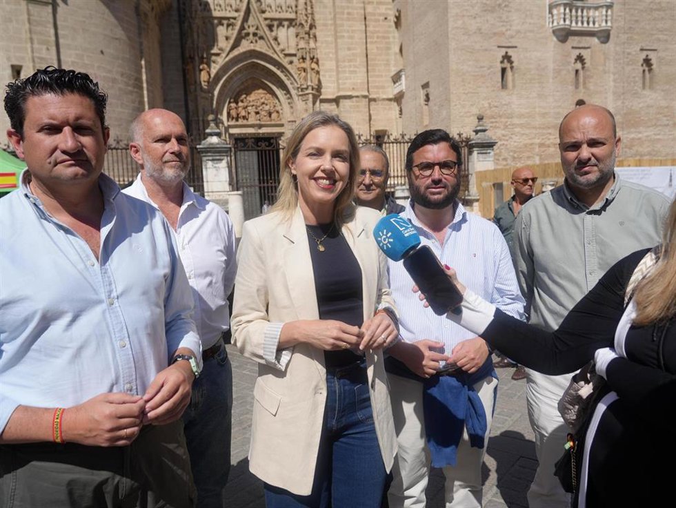 Cristina Peláez, junto a concejales municipales de Vox, atiende a los medios en un acto de campaña en la Plaza Virgen de los Reyes.