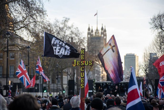 Archivo - Arquivo - 13 de dezembro de 2025, Londres, Reino Unido: A multidão ouve os discursos durante a missa de Natal em frente à Downing Street. Manifestantes de extrema direita se reuniram para a missa de Natal de Tommy Robinson em frente à Downing St