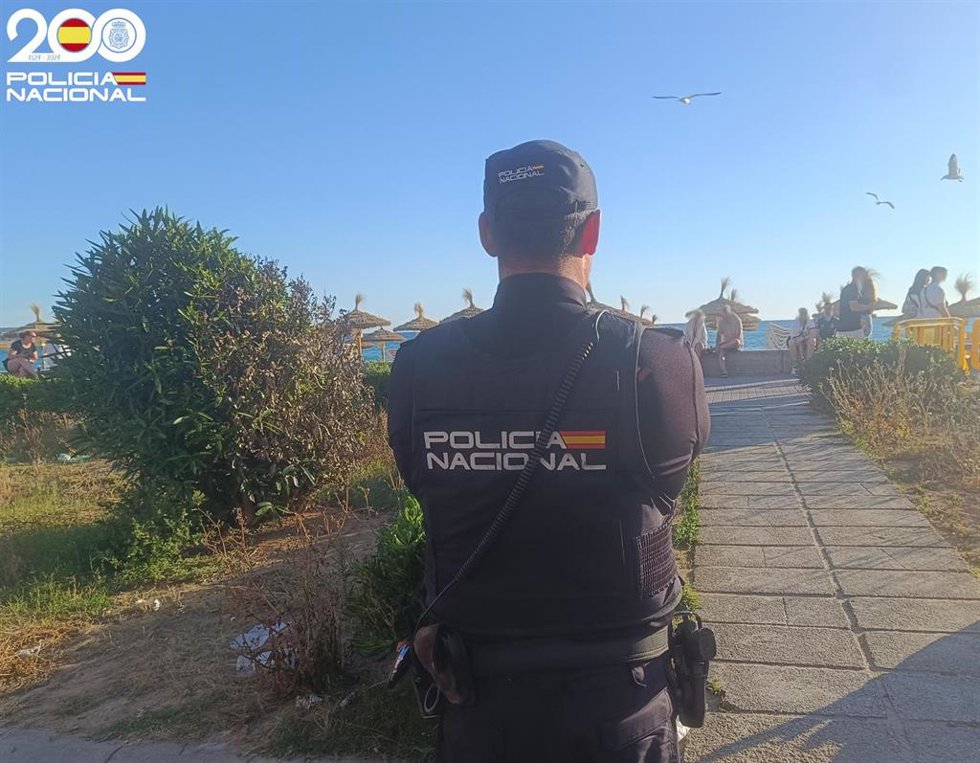 Agente de la Policía Nacional en la Playa de Palma