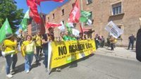 Unes 200 persones protesten davant els Serveis d'Educació a Lleida durant la vaga