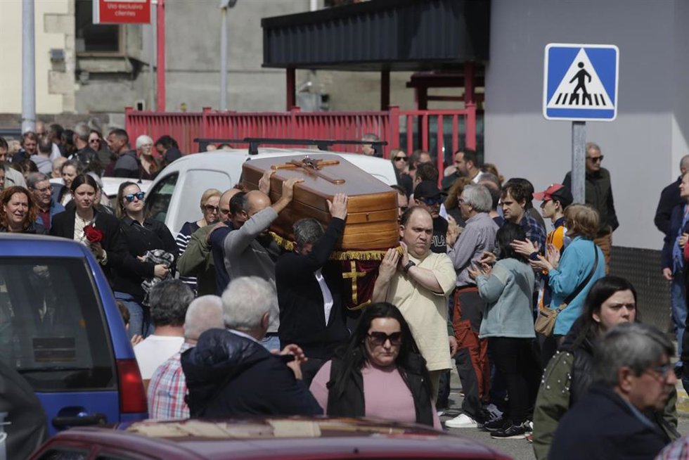 Archivo - Varias personas transportan los féretros de los mineros fallecidos en Asturias durante el funeral, en el Polideportivo de Villablino, a 2 de abril de 2025, en Villablino, León, Castilla y León (España). 