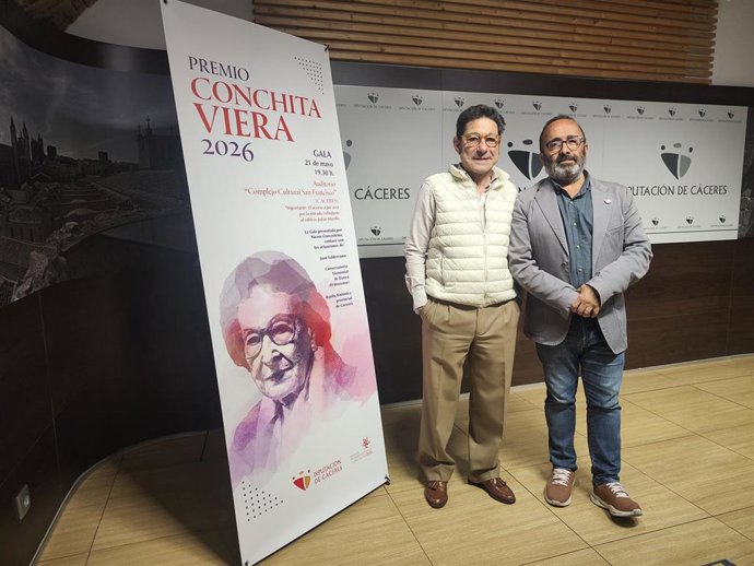 El hijo de Conchita Viera Manuel Martínez-Estéllez y el presidente de la Diputación de Cáceres, Miguel Ángel Morales, en la presentación del III Premio de Memoria Democrática
