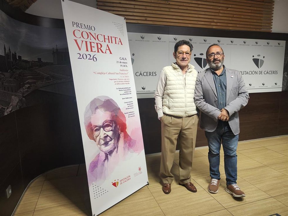 El hijo de Conchita Viera Manuel Martínez-Estéllez y el presidente de la Diputación de Cáceres, Miguel Ángel Morales, en la presentación del III Premio de Memoria Democrática