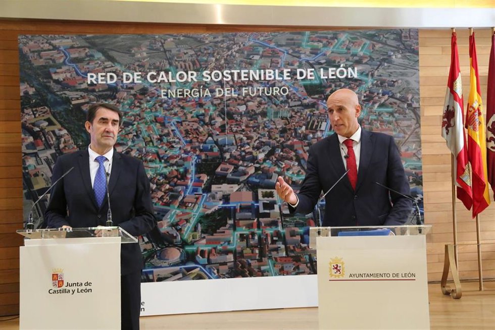 Archivo - El consejero de Medio Ambiente, Vivienda y Ordenación del Territorio, Juan Carlos Suárez-Quiñones (izquierda), junto al alcalde de León, José Antonio Diez, en la presentación de la Red de Calor Sostenible de León en 2022.