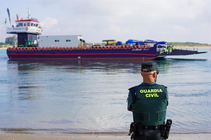 Archivo - Un agente de la Guardia Civil frente a una barcaza para cruzar el río Guadalquivir camino del Coto de Doñana a 24 de mayo del 2023 en Sanlúcar de Barrameda (Cádiz , Andalucía, España). ARCHIVO 