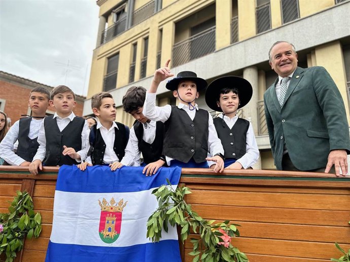 El alcalde de Talavera, José Julián Gregorio, en el desfile de San Isidro.