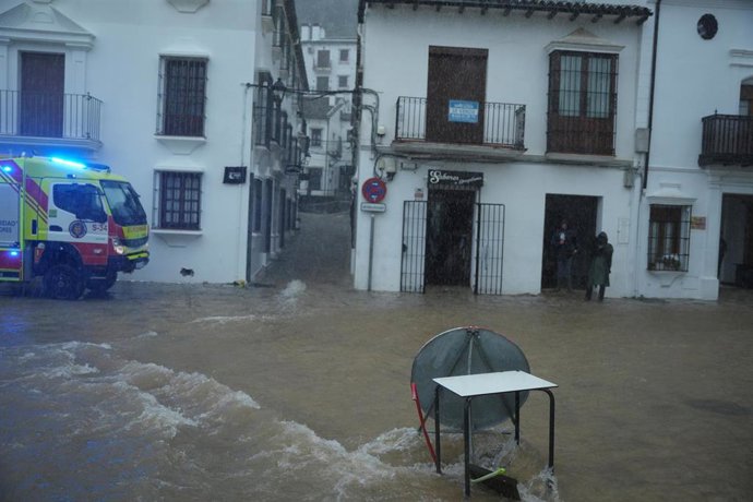 Archivo - Plaza de Grazalema la tarde del 4 de febrero antes de ser el municipio desaolado por las borrascas.