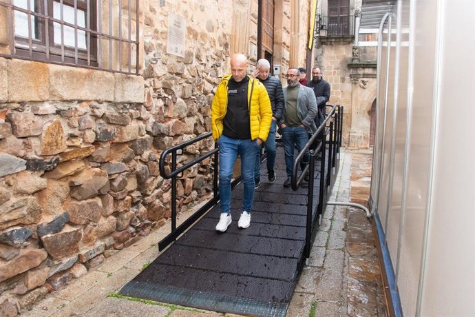 Archivo - Rampa instalada por la Diputación de Cáceres en el Palacio Episcopal