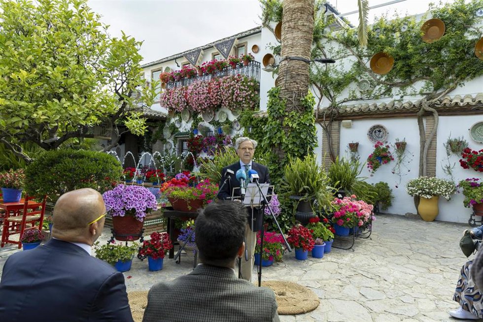 El presidente de la Diputación, Salvador Fuentes, interviene en el anuncio de los ganadores del XI Concurso de Patios, Rincones y Rejas de la Provincia.