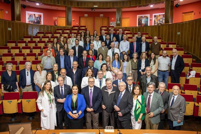 Para celebrar estos 50 años, el equipo de Cirugía General y del Aparato Digestivo, dirigido por Jesús Villar, ha organizado un homenaje al que ha acudido el delegado territorial de la Consejería de Sanidad, Indalecio Sánchez-Montesinos,