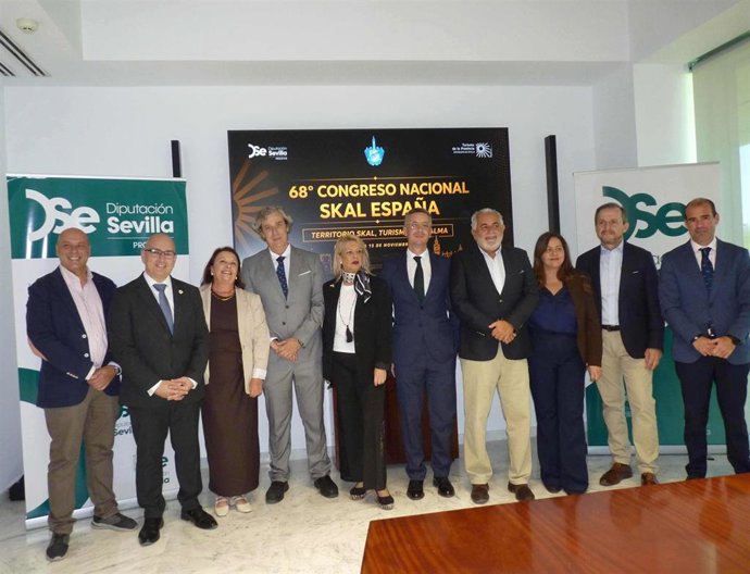 Foto de familia tras la presentación institucional del congreso SKAL España que acogerá la provincia a finales de año.