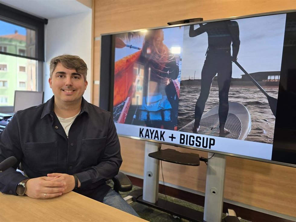 El concejal de Juventud de Barakaldo, Jonathan Martín, presenta las nuevas actividades para jóvenes en el municipio vizcaíno.