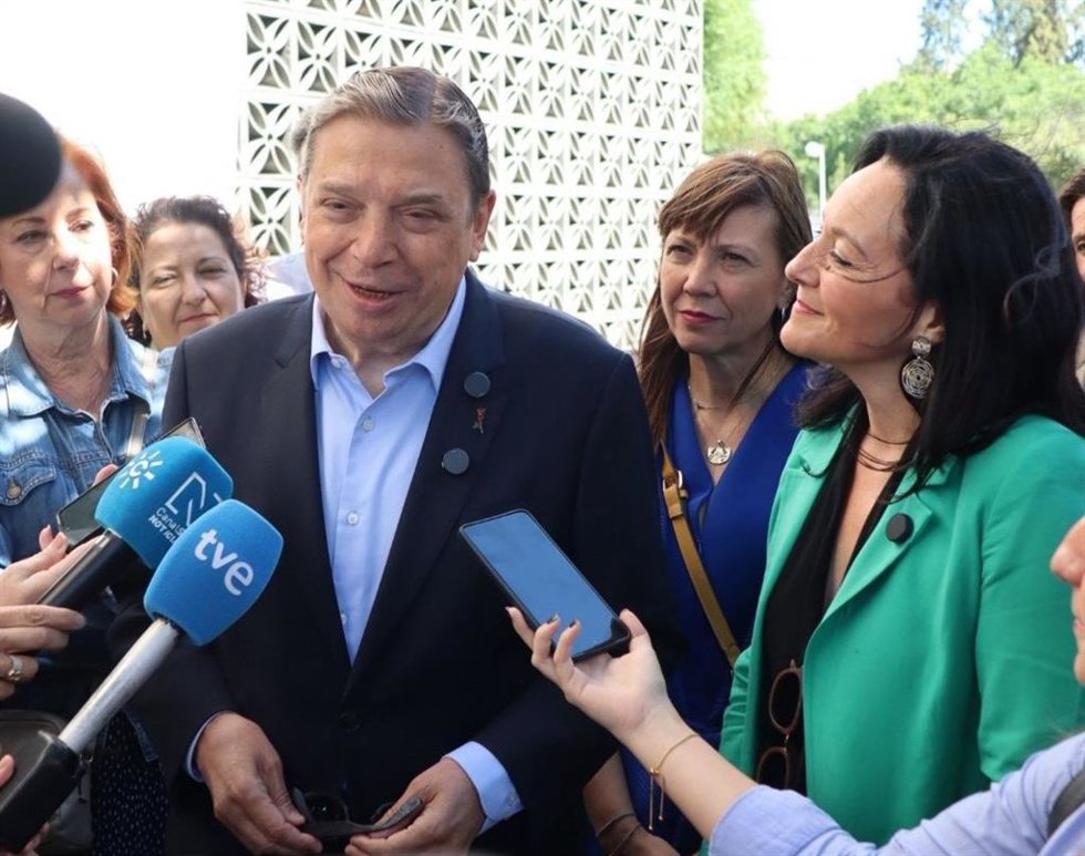 Luis Planas atiende a los medios junto a Rafi Crespín.
