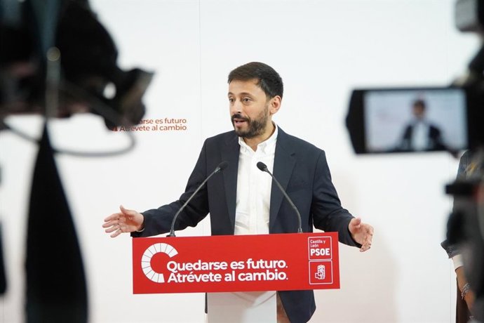 El secretario autonómico de Política Municipal del PSOE, Fran Díaz, durante su intervención en la sede del PSOE de Zamora
