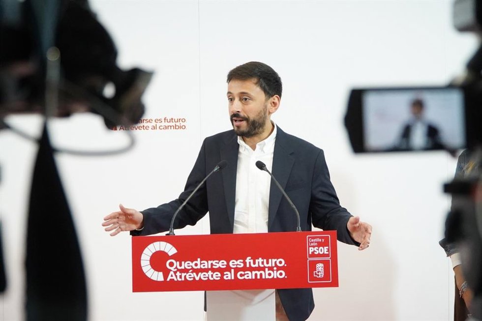 El secretario autonómico de Política Municipal del PSOE, Fran Díaz, durante su intervención en la sede del PSOE de Zamora