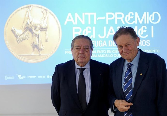 O presidente da Fundação Valenciana Prêmios Rei Jaume I, Vicente Boluda, juntamente com o presidente executivo da mesma, Javier Quesada, apresentam em coletiva de imprensa as novidades da 38ª edição da Reunião do Júri dos Prêmios Rei Jaume I