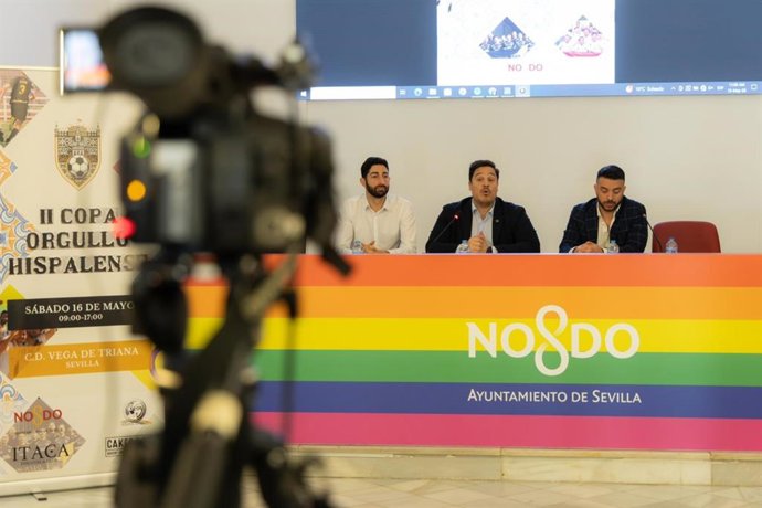 Presentación de la 'Jornada contra la LGTBIfobia en el deporte' con la Copa Orgullo Hispalense.