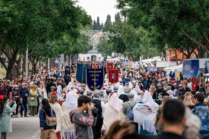 Decenas de personas en la Pradera de San Isidro, a 15 de mayo de 2025, en Madrid (España). 