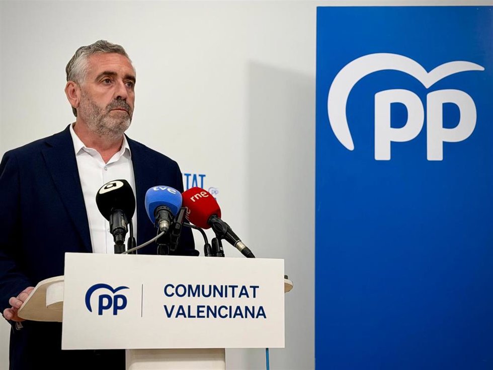 El secretario general del PPCV, Carlos Gil, comparece en rueda de prensa este viernes para valorar la situación de la educación en la Comunitat Valenciana