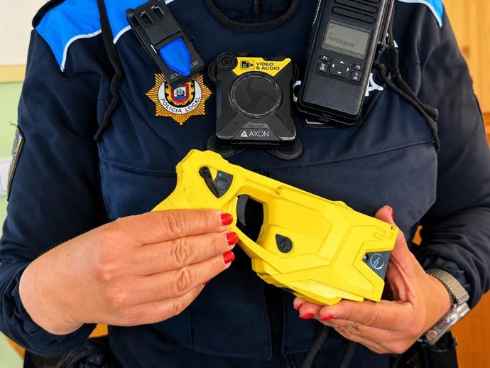Policía de Astillero con una TASER