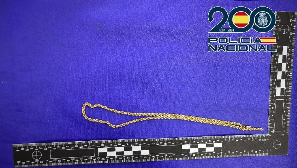 Imagen de una cadena de oro robada.