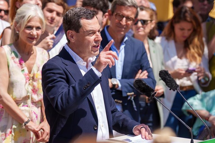 El presidente del PP-A y candidato a la reelección a la Presidencia de la Junta de Andalucía, Juanma Moreno interviene en su último acto en Sevilla en unos de los barrios más populares de la capital Hispalense. A 15 de mayo de 2026 en Sevilla, Andalucía (