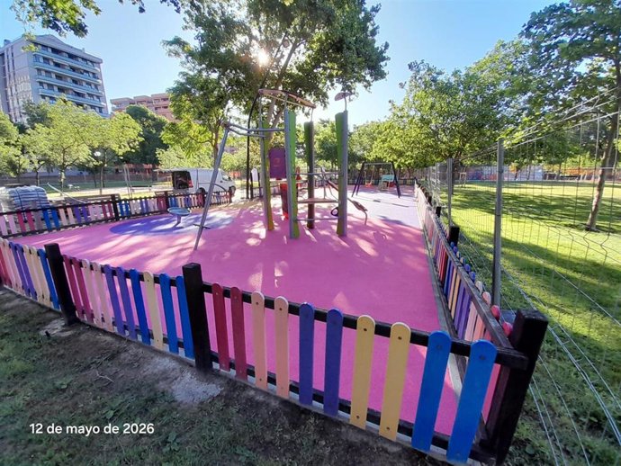 Imagen de una zona de juegos infantiles en el Parque Bruil de Zaragoza, reabierto desde este viernes.