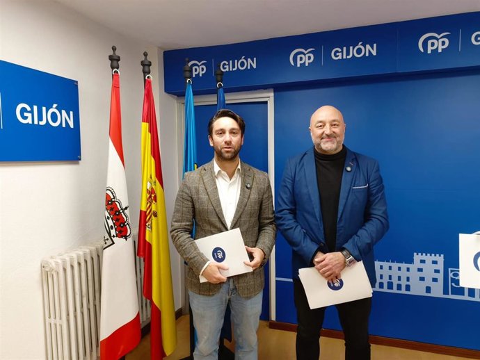 El concejal de Servicios Sociales, Vivienda y Cooperación del Ayuntamiento de Gijón, Guzmán Pendás (dcha), junto al presidente del PP de Gijón, Andrés Ruiz, en la sede gijonesa del PP.