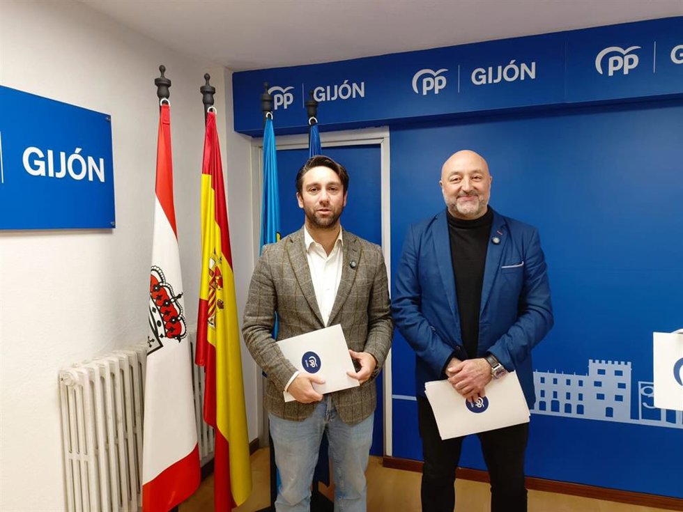 El concejal de Servicios Sociales, Vivienda y Cooperación del Ayuntamiento de Gijón, Guzmán Pendás (dcha), junto al presidente del PP de Gijón, Andrés Ruiz, en la sede gijonesa del PP.